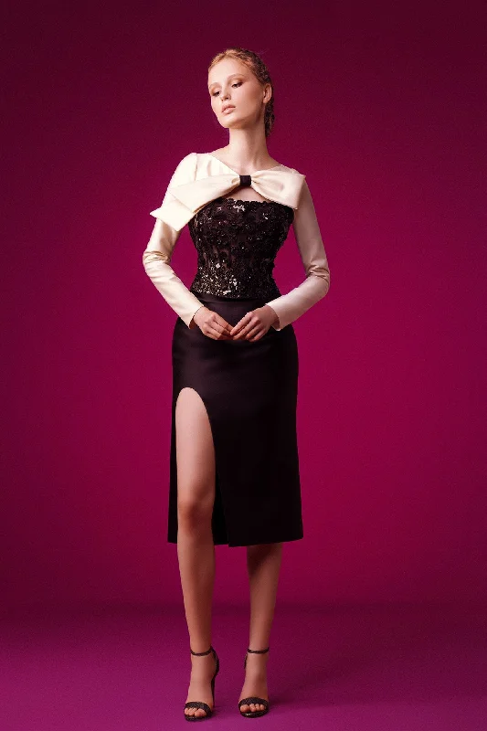 Embroidered corset top with eyecatching bust bow and knee level skirt wool skirt warm